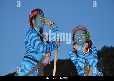 Juste avant le crépuscule du matin commençait à poindre 2 jeunes filles & Feytiri Keytiri avatar arrivant à Corral Rock, dans l'attente de l'aube à l'aube, dans la montagne d'Ulap. Banque D'Images