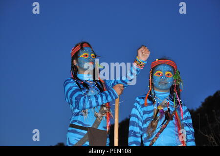 Juste avant le crépuscule du matin commençait à poindre 2 jeunes filles & Feytiri Keytiri avatar arrivant à Corral Rock, dans l'attente de l'aube à l'aube, dans la montagne d'Ulap. Banque D'Images