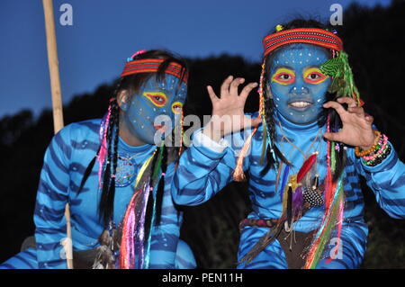 Juste avant le crépuscule du matin commençait à poindre 2 jeunes filles & Feytiri Keytiri avatar arrivant à Corral Rock, dans l'attente de l'aube à l'aube, dans la montagne d'Ulap. Banque D'Images