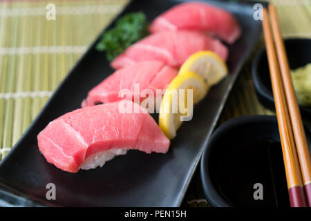 Sushi de thon de l'Otoro sur plaque noire avec la sauce japonaise et vert feuille décor, la nourriture Japonaise, Close up au sushi . Banque D'Images