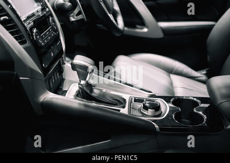 Voiture de luxe à l'intérieur de de changement de zone. Voiture moderne intérieur, levier de radio et porte-gobelet. Banque D'Images