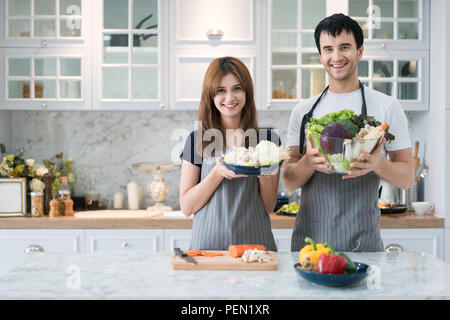 Young Asian couple preparing food ensemble au comptoir de cuisine. Heureux couple love concept. Banque D'Images