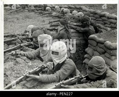 L'infanterie indienne dans les tranchées, préparé contre une attaque au gaz [Fauquissart, France]. H. D. Photographe Girdwood. Banque D'Images