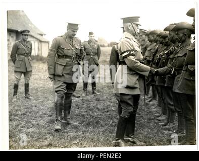 L'[Sir James Willcocks] parler aux agents des Indiens à un défilé d'inspection [près de Merville, France]. H. D. Photographe Girdwood. Banque D'Images