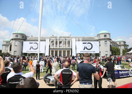 Sur le jubilé d'argent du Goodwood Festival of Speed, Porsche fête son 70e anniversaire et montre son histoire avec un défilé dans le lecteur à l'avant de Goodwood House avant de pousser un d'artifice. Doté d''atmosphère : où : Chichester, Royaume-Uni Quand : 14 Juillet 2018 Crédit : Michael Wright/WENN.com Banque D'Images