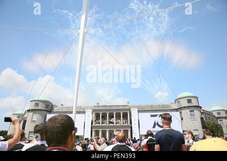 Sur le jubilé d'argent du Goodwood Festival of Speed, Porsche fête son 70e anniversaire et montre son histoire avec un défilé dans le lecteur à l'avant de Goodwood House avant de pousser un d'artifice. Doté d''atmosphère : où : Chichester, Royaume-Uni Quand : 14 Juillet 2018 Crédit : Michael Wright/WENN.com Banque D'Images