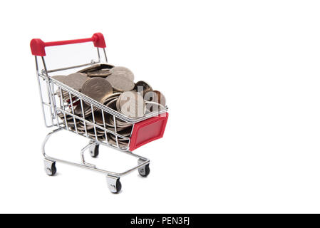 Panier plein de coins sur fond blanc Banque D'Images