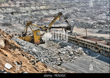 Le chargement de minerai de fer sur la carrière en Banque D'Images