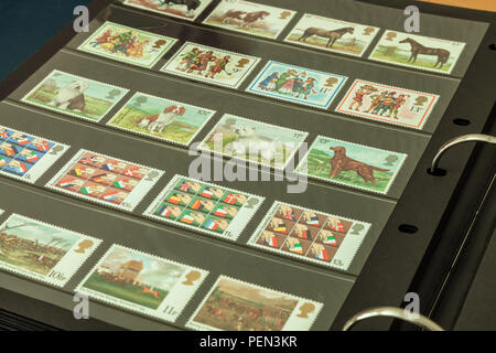 Album de collection de timbres illustrant plusieurs ensembles de menthe des timbres commémoratifs de la Royal Mail, Royaume-Uni. Banque D'Images