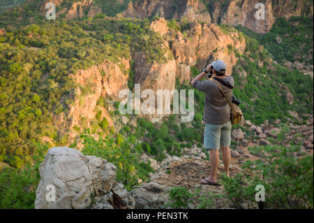 Jeune voyageur à la Gorge de Lanner, sculpté par la rivière Luvuvhu, dans la région de Pafuri dans l'extrême nord du Parc National Kruger, Afrique du Sud. Banque D'Images