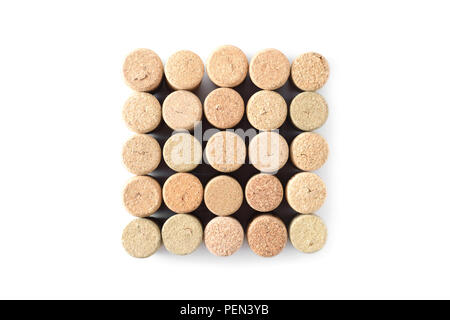 Pile de verres utilisé wine corks en forme de square isolé sur fond blanc. Close up Vue de dessus. Banque D'Images