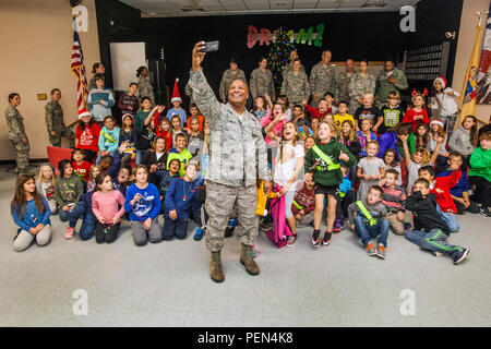 Le conseiller-maître Sgt. Harry Waugh, centre, 177e Escadre de chasse, New Jersey Air National Guard, prend un au cours de la 15e édition des selfies 'vacances' ongfest au New Jersey Veterans Memorial Home à Vineland, N.J., le 16 Déc., 2015. Le 80 quatrième année de l'École de la mer à Linwood, N.J., a rejoint les 16 aviateurs à chanter des chants de Noël à l'accueil pendant l'événement. (U.S. Air National Guard photo par le Sgt. Mark C. Olsen/libérés) Banque D'Images