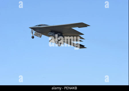 Un bombardier furtif B-2 Spirit survole Whiteman Air Force base, Missouri, le 8 novembre 2015, lors d'un exercice militaire. L'avion est un bombardier multirôle capable de transporter des munitions nucléaires et conventionnelles, avec une conception d'aile volante, deux moteurs General Electric F118-GE-100, un revêtement absorbant les radars et une avionique avancée. Il soutient la dissuasion stratégique, les missions de frappe mondiale et la pénétration peu observable des défenses ennemies. Banque D'Images