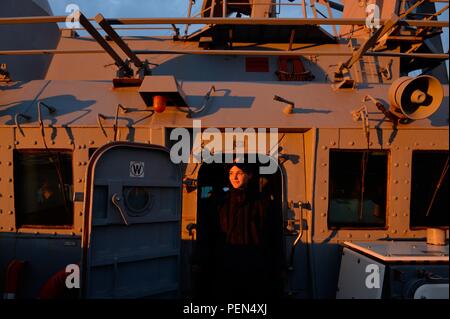 151215-N-XT273-575 MER NOIRE (Dec. 15, 2015) Maître de Manœuvre Seaman Josephine Ellwood est maître de Manœuvre de quart à bord du USS Ross (DDG 71) au cours d'un exercice de passage avec des navires de la Roumanie et la Turquie, tout en fonctionnant dans la mer Noire, le 15 décembre 2015. Ross, une classe Arleigh Burke destroyer lance-missiles déployés avant, à Rota, Espagne, effectue une patrouille de routine dans le domaine de la flotte des États-Unis 6e des opérations à l'appui des intérêts de sécurité nationale des États-Unis en Europe. (U.S. Photo par marine Spécialiste de la communication de masse 2e classe Justin Stumberg/libérés) Banque D'Images