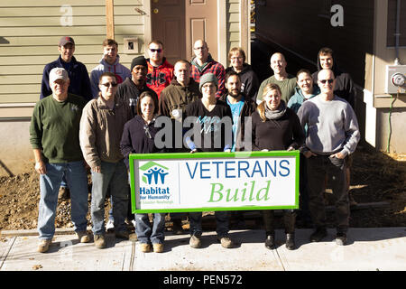 New York Air National Guard les aviateurs et les employés civils de la base de la Garde nationale aérienne Stewart fait équipe avec l'organisation locale d'Habitat pour l'humanité dans la ville de Newburgh de donner en retour à la communauté. C'était la deuxième fois membres de Stewart a fait don de leur samedi pour aider à construire un trio de maisons, la première fois étant plus tôt cette année en avril. (U.S. Photo de la Garde nationale aérienne par le sergent. Julio Olivencia/libérés) Banque D'Images