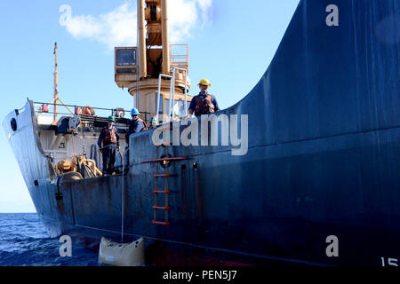 Membres d'équipage à bord d'une chaîne USCGC Noyer récupérer après les plongeurs de plongée Régional Pacifique Casier enlevé d'une bouée et transportés à l'étranger navire Kauai, le 4 décembre 2015. Divers conduite assistée noyer opérations de récupération des aides à la navigation bouées près de l'eau haut-fond. (U.S. Photo de la Garde côtière canadienne par le maître de 3e classe Melissa E. McKenzie/libérés) Banque D'Images