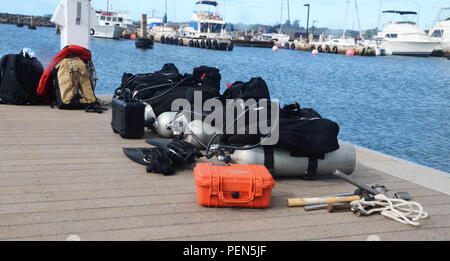 Les plongeurs de plongée Régional Pacifique casier placé leur matériel à la fin de la jetée de Port Allen Harbour, Kauai, le 3 décembre 2015. Les plongeurs USCGC assistée noyer conduite opérations de récupération des aides à la navigation bouées près de l'eau haut-fond. (U.S. Photo de la Garde côtière canadienne par le maître de 3e classe Melissa E. McKenzie/libérés) Banque D'Images