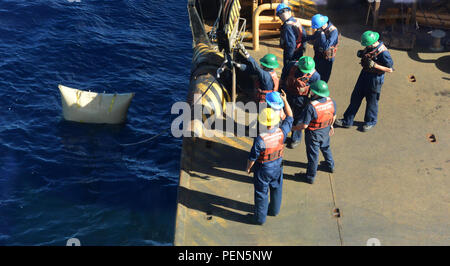 D'équipage à bord, 225 Noyer USCGC pieds baliseur de mer, apportez une chaîne d'ancre à bord d'après les plongeurs de la Garde côtière du Pacifique Casier Plongée régional renfloué une bouée coulé au large du port de Port Allen, Kauai, le 4 décembre 2015. (U.S. Photo de la Garde côtière canadienne par le maître de 3e classe Melissa E. McKenzie/libérés) Banque D'Images