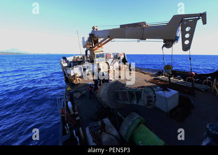 Membres d'équipage à bord d'une conduite USCGC Noyer coffre bref avant de récupérer une bouée chaîne déposée par les plongeurs, Kauai en mer le 4 décembre 2015. Divers conduite assistée noyer opérations de récupération des aides à la navigation bouées près de l'eau haut-fond. (U.S. Photo de la Garde côtière canadienne par le maître de 3e classe Melissa E. McKenzie/libérés) Banque D'Images