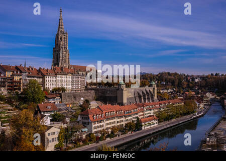 Vue du paysage de la capitale suisse ville de Berne, avec la rivière Aare au milieu Banque D'Images