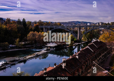 Vue du paysage de la capitale suisse ville de Berne, avec la rivière Aare au milieu Banque D'Images