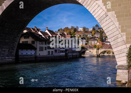 Vue du paysage de la capitale suisse ville de Berne, avec la rivière Aare au milieu Banque D'Images