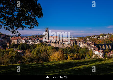 Vue panoramique de la ville de Fribourg, Suisse, avec la cathédrale Saint-Nicolas au centre, le Poya et Zaehringen pont sur la droite Banque D'Images