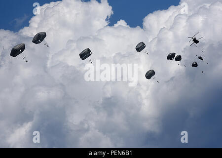 173e Brigade aéroportée parachutistes, vu de la terre, après avoir effectué une sortie réussie d'un CH-47 Chinook MYII. La 12e Brigade d'aviation de combat envoyé deux des nouveaux Chinook à soutenir 280 soldats du 1er Escadron, 91e Régiment de cavalerie, 173e Brigade aéroportée, pour l'entraînement à la zone d'entraînement Grafenwoehr - Bunker DZ, en Allemagne, le 31 août 2015. (U.S. Photo de l'armée par le Sgt. Thomas Mort) Banque D'Images