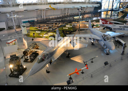 Des avions militaires américains sont à l'affiche au centre Udvar-Hazy à Chantilly, Virginie, l'installation d'accompagnement au Smithsonian National Air and Space Museum de Washington. Une Garde côtière un hélicoptère HH-52 Seaguard est prévue rendez-vous exposé au musée au printemps de 2016, pour coïncider avec l'aviation de la Garde côtière canadienne son 100e anniversaire. (U.S. Photo de la Garde côtière du Maître de 2e classe Nate Littlejohn) Banque D'Images