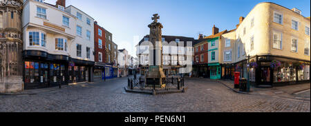 Les rues pavées de la vieille ville de Canterbury ; une image panoramique de Canterbury War Memorial dans le Buttermarket. Banque D'Images