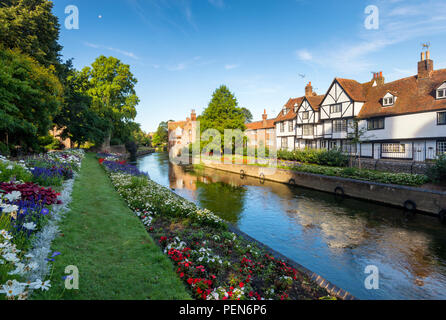 Le Westgate Gardens à Canterbury, les chalets reflétée dans la rivière Stour sur un matin d'été. Banque D'Images