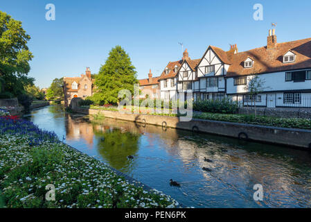 Le Westgate Gardens à Canterbury, les chalets reflétée dans la rivière Stour sur un matin d'été. Banque D'Images