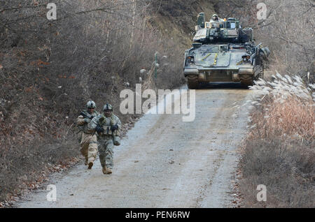 Des ingénieurs de la 8e bataillon du génie de la Brigade Blindée, 2e Brigade Combat Team, 1re Division de cavalerie, rush pour effacer les obstacles de la route lors d'un exercice d'entraînement à Twin Bridges training area, Corée du Sud, 8 décembre 2015. (U.S. Photo de l'armée par le sergent. John Healy, 2ABCT, 1CAV) Banque D'Images