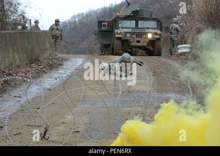 Un ingénieur de la 8e bataillon du génie de la Brigade Blindée, 2e Brigade Combat Team, 1re Division de cavalerie, utilise un grappin pour éliminer les obstacles d'une route lors d'un exercice d'entraînement à Twin Bridges training area, Corée du Sud, 8 décembre 2015. (U.S. Photo de l'armée par le sergent. John Healy, 2ABCT, 1CAV) Banque D'Images