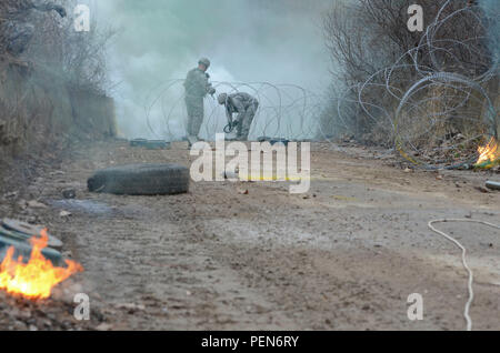 Des ingénieurs de la 8e bataillon du génie de la Brigade Blindée, 2e Brigade Combat Team, 1re Division de cavalerie, retirer des fils concertina de la chaussée lors d'un exercice d'entraînement à Twin Bridges training area, Corée du Sud, 8 décembre 2015. (U.S. Photo de l'armée par le sergent. John Healy, 2ABCT, 1CAV) Banque D'Images