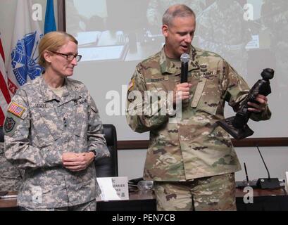 L'Armée américaine, le général Scott D. Berrier, commandant général de l'intelligence de l'armée américaine et centre d'excellence, présente un Fort Huachuca Buffalo Soldier statue pour le lieutenant général Mary A. Legere, chef de cabinet adjoint pour le renseignement, dans la Conférence des hauts dirigeants du renseignement (ISLC) à Fort Huachuca, en Arizona, le 9 décembre 2015. Des officiers supérieurs des corps de renseignement militaire axée sur la formation, en particulier l'expérience collective de mettre à jour la stratégie de formation des services de renseignements de l'armée (AITS). (U.S. Photo de l'armée par le sergent. Abner Alvarado/libérés) Banque D'Images