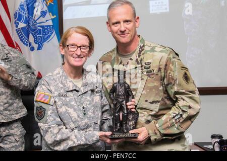 L'Armée américaine, le général Scott D. Berrier, commandant général de l'intelligence de l'armée américaine et centre d'excellence, présente un Fort Huachuca Buffalo Soldier statue pour le lieutenant général Mary A. Legere, chef de cabinet adjoint pour le renseignement, dans la Conférence des hauts dirigeants du renseignement (ISLC) à Fort Huachuca, en Arizona, le 9 décembre 2015. Des officiers supérieurs des corps de renseignement militaire axée sur la formation, en particulier l'expérience collective de mettre à jour la stratégie de formation des services de renseignements de l'armée (AITS). (U.S. Photo de l'armée par le sergent. Abner Alvarado/libérés) Banque D'Images