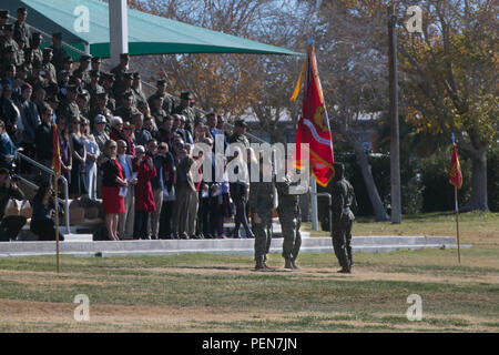 Le colonel William H. Vivian, commandant, 7e Régiment de Marines, tient le drapeau régimentaire après leur réception du Colonel Jay M. Bargeron, ancien commandant, 7e Régiment de Marines, au cours de la cérémonie de passation de commandement à lance le Cpl. Torrey L. Champ gris, 18 décembre 2015. (Marine Corps photo par lance Cpl. Thomas Mudd/libérés) Banque D'Images