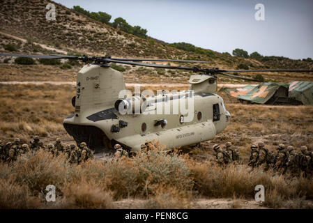 Soldats belges charger dans une CH-47F Chinook, du 1er bataillon du 214e Régiment, l'Aviation, 12e Brigade d'aviation de combat, en préparation d'une mission d'assaut aérien de l'OTAN dans le cadre de l'exercice Trident Stade 2015 à Saragosse, Espagne, Novembre 4, 2015. Stade Trident était la plus grande opération de formation multi-nationales dans plus de 15 ans. (U.S. Photo de l'armée par le Sgt. Thomas Mort) Banque D'Images