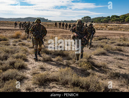 Soldats commando belge à charger dans une approche CH-47F Chinook, de l''Hotel Company, 1er Bataillon, 214e Régiment d'aviation, 12e Brigade d'aviation de combat, en préparation d'une mission d'assaut aérien de l'OTAN dans le cadre de l'exercice Trident Stade 2015 à Saragosse, Espagne, Novembre 4, 2015. (U.S. Photo de l'armée par le Sgt. Thomas Mort) Banque D'Images