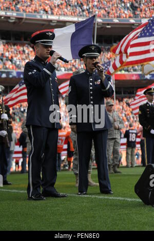 Les membres du groupe de l'Air Force Academy ont interprété l'hymne national lors des cérémonies d'ouverture du Salute to Service NFL match entre les Broncos de Denver et les Chiefs de Kansas City au Sports Authority Field, Denver, Colorado, 15 novembre 2015. L'événement annuel honore les militaires passés et présents de toutes les branches militaires. Les participants comprenaient des membres de la Garde nationale de l'armée américaine. Le jeu combine le football professionnel, la reconnaissance cérémonielle et le soutien aux anciens combattants, améliorant ainsi la sensibilisation du public au service militaire. Banque D'Images