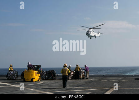 Golfe d'Aden - Marins des États-Unis avec le groupe amphibie Kearsarge (KSGARG), déployé à bord de la station de transport amphibie USS Arlington (LPD 24), transporter des palettes de fournitures de marchandises sèches et de munitions le ship USNS Richard E. Byrd (T-AKE 4), à bord de l'Arlington au cours d'un ravitaillement en mer, dans le golfe d'Aden, le 25 décembre, 2015. Le KSGARG est déployée à l'appui d'opérations de sécurité maritime dans la zone d'opérations de la 5e flotte. (U.S. Marine Corps photo par le Sgt. Austin Long/ publié) Banque D'Images