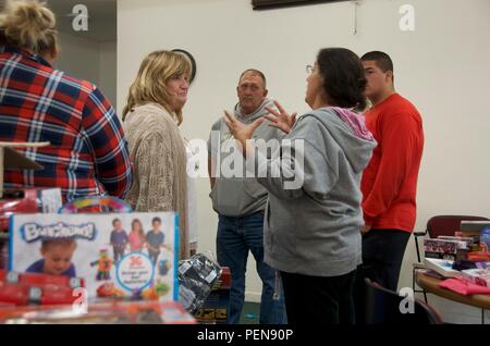 Le s.. La conception de la Mesta Cal Guard's 40th Infantry Division traite de la distribution de cadeaux avec Marilyn Jones le 21 décembre à la base de la formation de forces interarmées Los Alamitos à Orange County. En 2000, Jones a commencé une adopter une famille qui a grandi à soutenir environ 80 familles de militaires dans le besoin chaque année autour des vacances. Banque D'Images