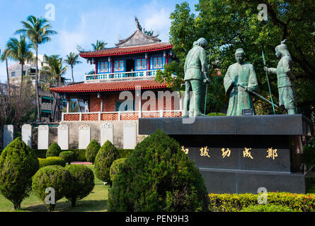 Vue sur le vieux Chihkan Tower et statue à Fort provincia de Tainan Taiwan Banque D'Images