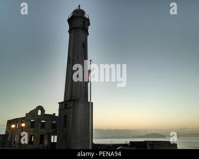 Alcatraz est représenté sur le phare de la baie de San Francisco au lever du soleil, le 22 octobre 2015. Le 84 pieds de grande tour s'est tenu au centre de la Baie depuis 1909. (U.S. Photo de la Garde côtière canadienne par le Premier maître de Robert Sevon) Banque D'Images