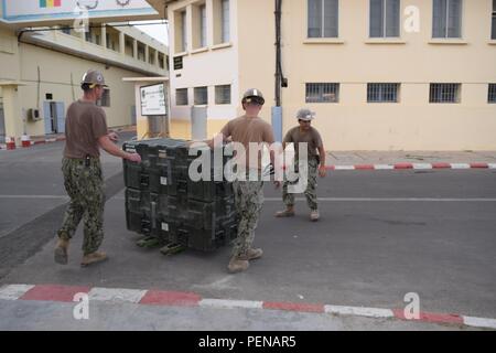 160105-N-Go283-311 DAKAR, Sénégal (janvier 1985). 5, 2016) Seabees, affectés à la construction navale Bataillon Mobile 1, déplacer les outils et les matériaux l dans Dakar, Sénégal, le 5 janvier 2016. États-unis 6e Flotte, basée à Naples, Italie, effectue l'ensemble des opérations navales et mixte, souvent de concert avec ses alliés, le joint, et inter-organismes partenaires, afin de faire progresser les intérêts nationaux américains et la sécurité et la stabilité en Europe et l'Afrique. (U.S. Photo par Marine Builder 3 classe Bryan Rodriguez/libérés) Banque D'Images