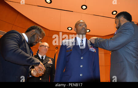 Les amis, la famille, les soldats de la Garde nationale de Caroline du Nord et de l'histoire en tant que témoin aviateurs Clarence Ervin a été promu au grade de brigadier-général devenant ainsi le premier Afro-américain à l'officier général N.C. Air Guard's 67 ans d'histoire lors d'une cérémonie au Quartier général de la Force interarmées NCNG dans Raleigh, N.C., 18 décembre 2015. "Je suis un homme béni, je remercie Dieu et tous ceux ici qui m'a aidé", a déclaré Ervin. Dans son nouveau rôle, Brig. Gen. Ervin sera le NCANG Chef du personnel la préparation d'aviateurs pour les déploiements continue et des missions partout, de l'état, de la nation et du monde. Banque D'Images