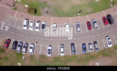 Vue aérienne de dessus vers le bas des voitures garées dans un parking public. Banque D'Images