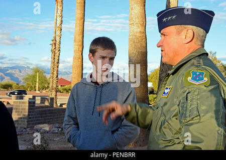 U.S. Air Force Le Lieutenant-général Chris Nowland, 12e Air Force (Forces de l'air, commandant du Sud) des entretiens avec des étudiants de l'école secondaire Salpointe sur l'Heritage Park et plusieurs avions qui ont été affectés à la base aérienne Davis-Monthan Air Force Base, en Arizona, le 6 janvier 2016. L'École secondaire Salpointe appréciation des militaires et anciens militaires Club prend en charge les groupes tout au long de Tucson (Arizona) (U.S. Air Force photo de Tech. Le Sgt. Heather R. Redman/libérés) Banque D'Images