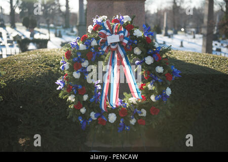 Une couronne fournie par la Maison Blanche au nom du Président Barack Obama est assis sur l'affichage à la tombe du Président Millard Fillmore, au cimetière de Forest Lawn, Buffalo, N.Y., le 7 janvier 2016. La 107AW dans Station de la Réserve aérienne de Niagara Falls, Niagara Falls, NY, a présenté la guirlande lors d'une cérémonie organisée par l'Université de Buffalo, une école qui Fillmore a été l'un des fondateurs. (U.S. Photo de la Garde nationale aérienne par le sergent. Ryan Campbell/libérés) Banque D'Images